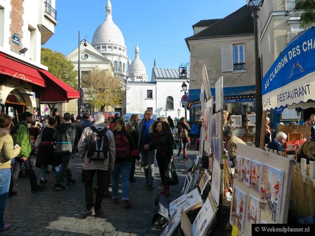 Op het vroegere dorpsplein van Montmartre, de Place du Tertre, wordt iedere dag de beroemde kunstenaarsmarkt gehouden. Op de markt zijn schilders, portrettekenaars en silhouetknippers aan het werk.